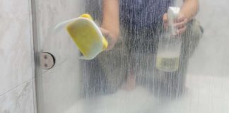 Rastvorite u toploj vodi i poprskajte staklo, slavinu i kadu: TUŠ POSTAĆE KAO NOV! Rastvorite u toploj vodi i poprskajte staklo, slavinu i kadu: TUŠ POSTAĆE KAO NOV! - featured image
