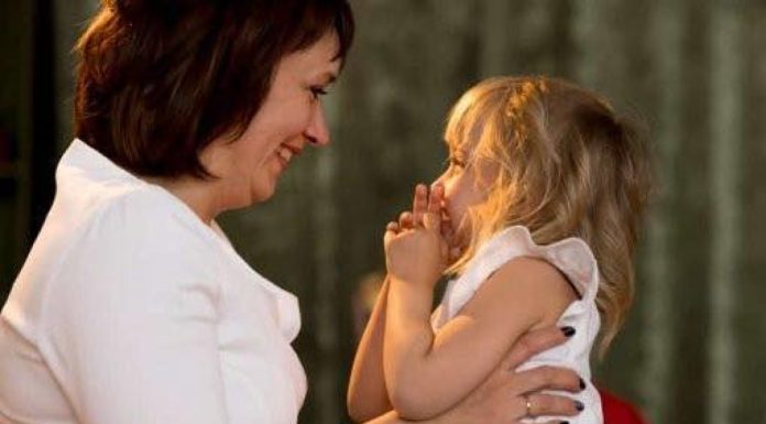 Dijete koje nije imalo dovoljno majčinske ljubavi u životu razvija 10 loših osobina- 1 JE NAJG0RA.. Dijete koje nije imalo dovoljno majčinske ljubavi u životu razvija 10 loših osobina- 1 JE NAJG0RA.. - featured image