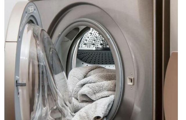Skriveno dugme na veš mašini: Pritisnite ga i skoro da nećete morati sušiti veš - featured image Skriveno dugme na veš mašini: Pritisnite ga i skoro da nećete morati sušiti veš - featured image