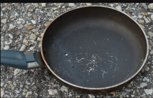 IZGREBANA tava će biti kao nova: SVE što vam treba je 1 proizvod koji svako ima u svojoj kuhinji! - featured image IZGREBANA tava će biti kao nova: SVE što vam treba je 1 proizvod koji svako ima u svojoj kuhinji! - featured image