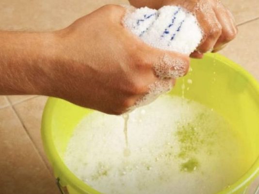 STAVITE KAP OVE TEČNOSTI U VODU I PREBRIŠITE KUĆU: 10 dana nećete videti prašinu – TRIK KOJI SE KORISTI U MUZEJU STAVITE KAP OVE TEČNOSTI U VODU I PREBRIŠITE KUĆU: 10 dana nećete videti prašinu – TRIK KOJI SE KORISTI U MUZEJU - featured image