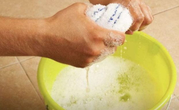 STAVITE KAP OVE TEČNOSTI U VODU I PREBRIŠITE KUĆU: 10 dana nećete videti prašinu – TRIK KOJI SE KORISTI U MUZEJU STAVITE KAP OVE TEČNOSTI U VODU I PREBRIŠITE KUĆU: 10 dana nećete videti prašinu – TRIK KOJI SE KORISTI U MUZEJU - featured image