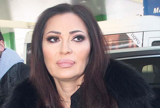 CECA NEUTEŠNA! DOMOM RAŽNATOVIĆA VLADA TUGA: Pevačica mu uputila POSLEDNJE ZBOGOM! SRCE JOJ SLOMLJENO! (FOTO) - featured image CECA NEUTEŠNA! DOMOM RAŽNATOVIĆA VLADA TUGA: Pevačica mu uputila POSLEDNJE ZBOGOM! SRCE JOJ SLOMLJENO! (FOTO) - featured image