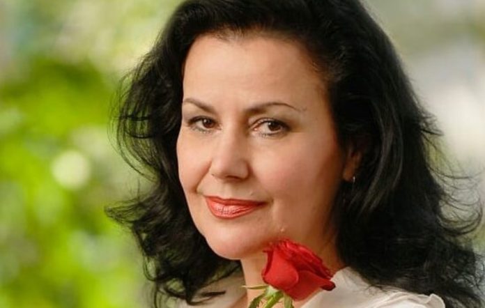 I u 71. godini života se skinula, ponosno nosi minijaturnu seksi haljinu! Snežana Savić izazvala more komentara – što joj je ovo trebalo, višak kože visi na sve strane.. - featured image