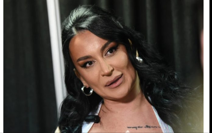 JOŠ JEDAN SMRTNI SLUČAJ U PORODICI ANDREANE ČEKIĆ Nakon što joj je poginuo kum, pjevačica dobila tužne vijesti - featured image