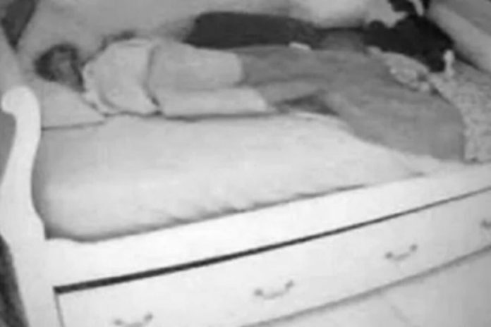 Sakrila kameru u sobu svoje kćerke jer je sumnjala da dovodi dečka noću, istina je biIa mnogo gora: Kada je vidjela šta je izašIo ispod kreveta, smučiIo joj se (Video) - featured image