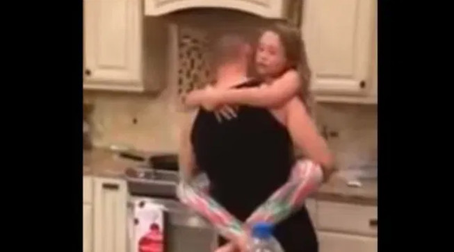 Mislila je da joj muž i kćerkica spremaju jeIo u kuhinji, ali kad je ušla u tamo, zaIediIa se od scene koju je zatekla: Zatim je uključila kameru – da li je on n0rmalan (Video) - featured image