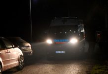 HITNA POMOĆ ISPRED KUĆE DARKA LAZIĆA: Potresne scene u Brestaču nakon tragične smrti njegovog brata, izgubili smo i njega? HITNA POMOĆ ISPRED KUĆE DARKA LAZIĆA Potresne scene u Brestaču nakon tragične smrti njegovog brata (FOTO, VIDEO) - featured image