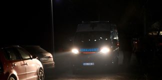 HITNA POMOĆ ISPRED KUĆE DARKA LAZIĆA: Potresne scene u Brestaču nakon tragične smrti njegovog brata, izgubili smo i njega? HITNA POMOĆ ISPRED KUĆE DARKA LAZIĆA Potresne scene u Brestaču nakon tragične smrti njegovog brata (FOTO, VIDEO) - featured image