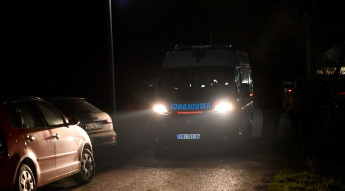 HITNA POMOĆ ISPRED KUĆE DARKA LAZIĆA: Potresne scene u Brestaču nakon tragične smrti njegovog brata, izgubili smo i njega? HITNA POMOĆ ISPRED KUĆE DARKA LAZIĆA Potresne scene u Brestaču nakon tragične smrti njegovog brata (FOTO, VIDEO) - featured image