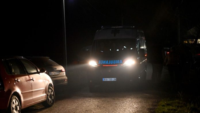 HITNA POMOĆ ISPRED KUĆE DARKA LAZIĆA Potresne scene u Brestaču nakon tragične smrti njegovog brata (FOTO, VIDEO) - featured image