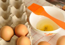 Stari trik Italijanki za stakleni sjaj vaskršnjih jaja: Nikad ih ne premazuju uljem, već korste ovu namirnicu, a efekat je neuporedivo lepši