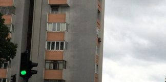 Fotografija ove stambene zgrade iz Splita obišla je celi Balkan, a sve zbog sulude ideje jednog stanara Fotografija ove stambene zgrade iz Splita obišla je celi Balkan, a sve zbog sulude ideje jednog stanara - featured image