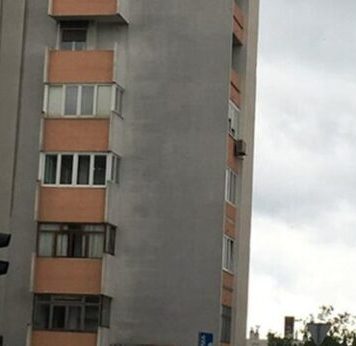 Fotografija ove stambene zgrade iz Splita obišla je celi Balkan, a sve zbog sulude ideje jednog stanara Fotografija ove stambene zgrade iz Splita obišla je celi Balkan, a sve zbog sulude ideje jednog stanara - featured image