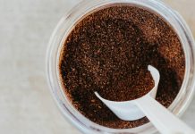 Ljudi bi u lipnju trebali posipati talog kafe kraj prozora: Rješava veliki problem Ljudi bi u lipnju trebali posipati talog kafe kraj prozora: Rješava veliki problem - featured image