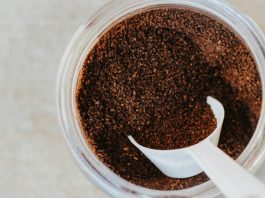 Ljudi bi u lipnju trebali posipati talog kafe kraj prozora: Rješava veliki problem Ljudi bi u lipnju trebali posipati talog kafe kraj prozora: Rješava veliki problem - featured image