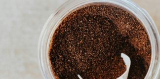 Ljudi bi u lipnju trebali posipati talog kafe kraj prozora: Rješava veliki problem Ljudi bi u lipnju trebali posipati talog kafe kraj prozora: Rješava veliki problem - featured image