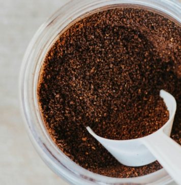 Ljudi bi u lipnju trebali posipati talog kafe kraj prozora: Rješava veliki problem Ljudi bi u lipnju trebali posipati talog kafe kraj prozora: Rješava veliki problem - featured image