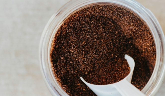 Ljudi bi u lipnju trebali posipati talog kafe kraj prozora: Rješava veliki problem Ljudi bi u lipnju trebali posipati talog kafe kraj prozora: Rješava veliki problem - featured image
