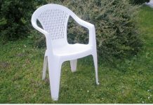 Kako vratiti bijelim plastičnim stolicama uredan izgled uz jedan jednostavan kućni postupak Kako vratiti bijelim plastičnim stolicama uredan izgled uz jedan jednostavan kućni postupak - featured image