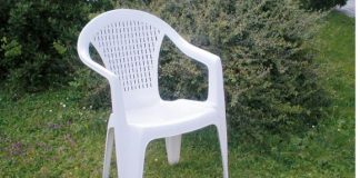 Kako vratiti bijelim plastičnim stolicama uredan izgled uz jedan jednostavan kućni postupak Kako vratiti bijelim plastičnim stolicama uredan izgled uz jedan jednostavan kućni postupak - featured image