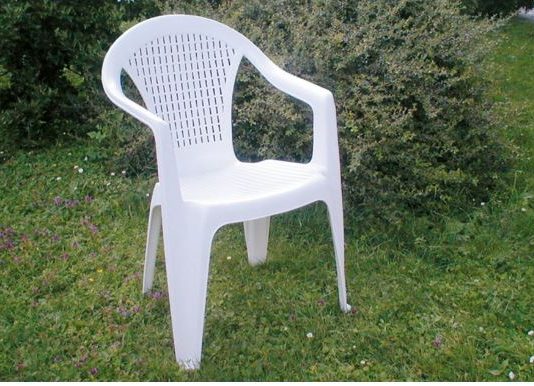 Kako vratiti bijelim plastičnim stolicama uredan izgled uz jedan jednostavan kućni postupak Kako vratiti bijelim plastičnim stolicama uredan izgled uz jedan jednostavan kućni postupak - featured image