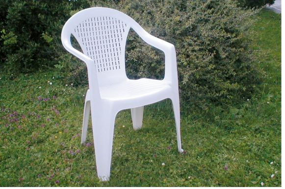 Kako vratiti bijelim plastičnim stolicama uredan izgled uz jedan jednostavan kućni postupak Kako vratiti bijelim plastičnim stolicama uredan izgled uz jedan jednostavan kućni postupak - featured image