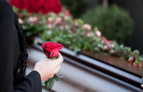 Hrvatski sveštenik upozorio na grozan trend koji viđa po sahranama: “Dajte, ljudi…” Hrvatski sveštenik upozorio na grozan trend koji viđa po sahranama: “Dajte, ljudi…” - content image