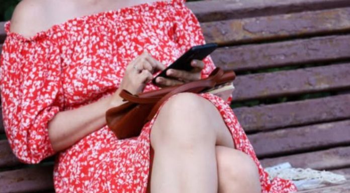 Šta znači ako stalno mrdate nogom dok sedite: Psiholozi kažu da ovo otkriva više nego što mislite Šta znači ako stalno mrdate nogom dok sedite: Psiholozi kažu da ovo otkriva više nego što mislite - featured image