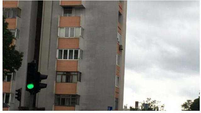 Fotografija ove stambene zgrade iz Splita obišla je celi Balkan, a sve zbog sulude ideje jednog stanara Fotografija ove stambene zgrade iz Splita obišla je celi Balkan, a sve zbog sulude ideje jednog stanara - featured image